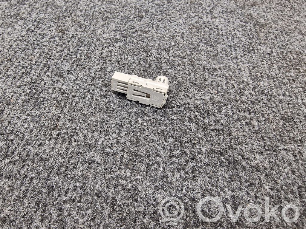 Inne oświetlenie wnętrza kabiny   9353133