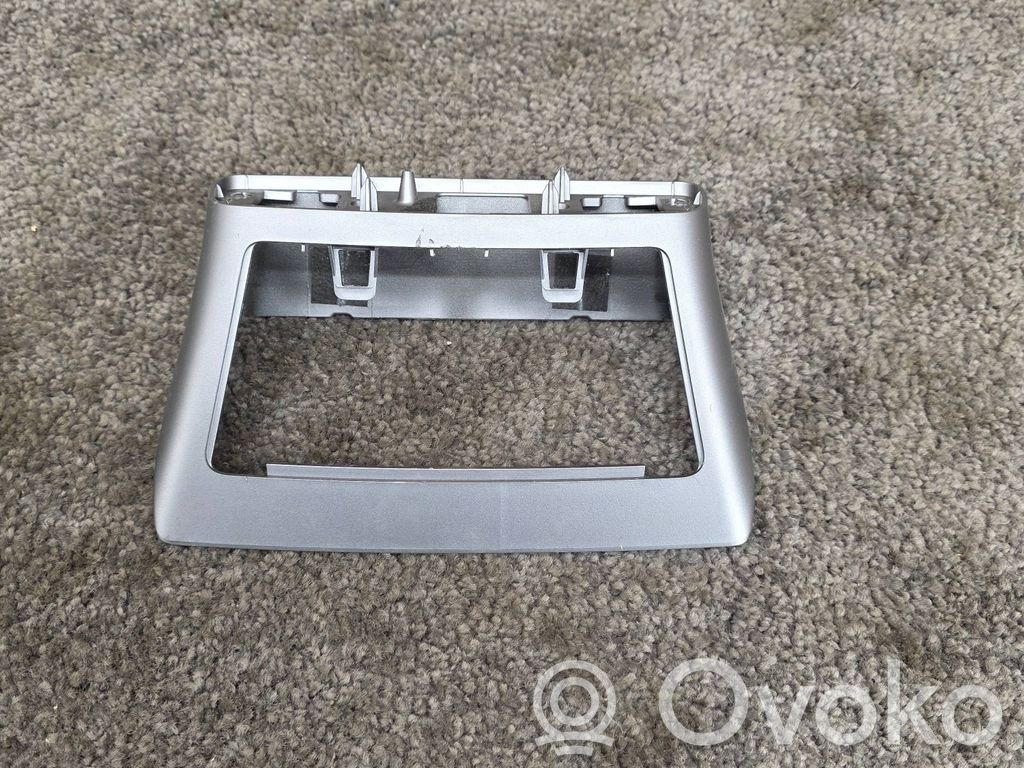 Tesla Model Y Kita salono detalė 
