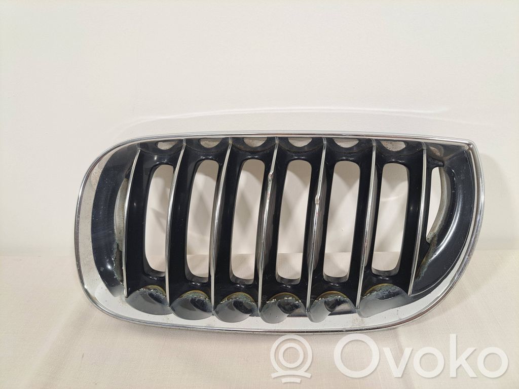 BMW X3 E83 Grotelės viršutinės 