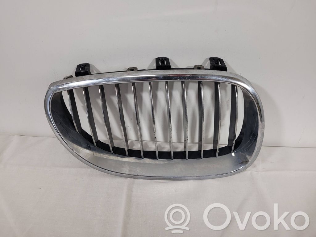 BMW 5 E60 E61 Grotelės viršutinės 