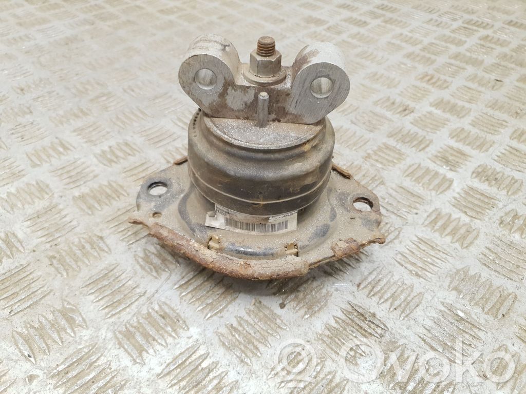 Dodge Challenger Engine mount bracket 