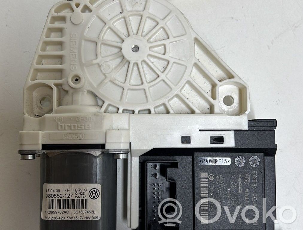 Volkswagen PASSAT B6 Silnik regulatora szyby drzwi przednich 