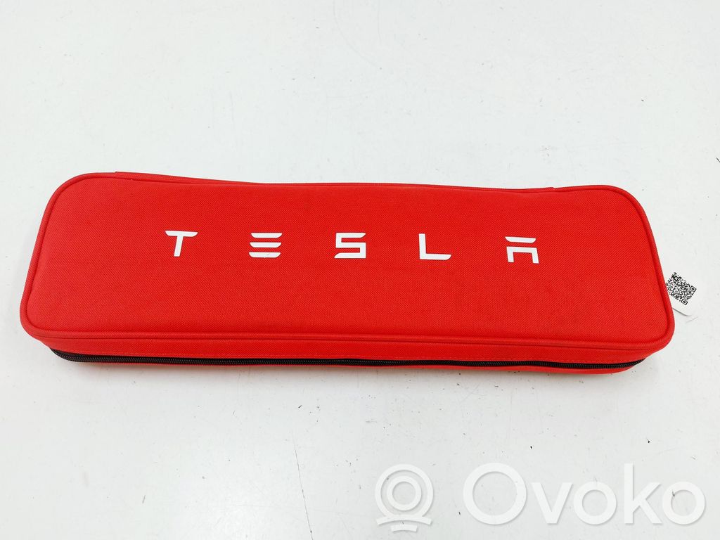 Tesla Model Y Avarinis ženklas 