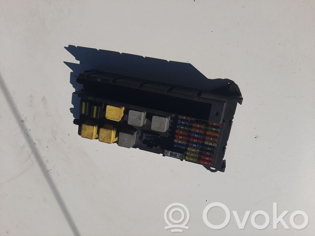 Volkswagen Crafter Ramka / Moduł bezpieczników 