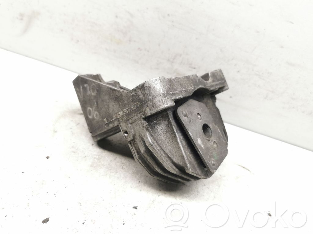 Volvo V70 Engine mount bracket 