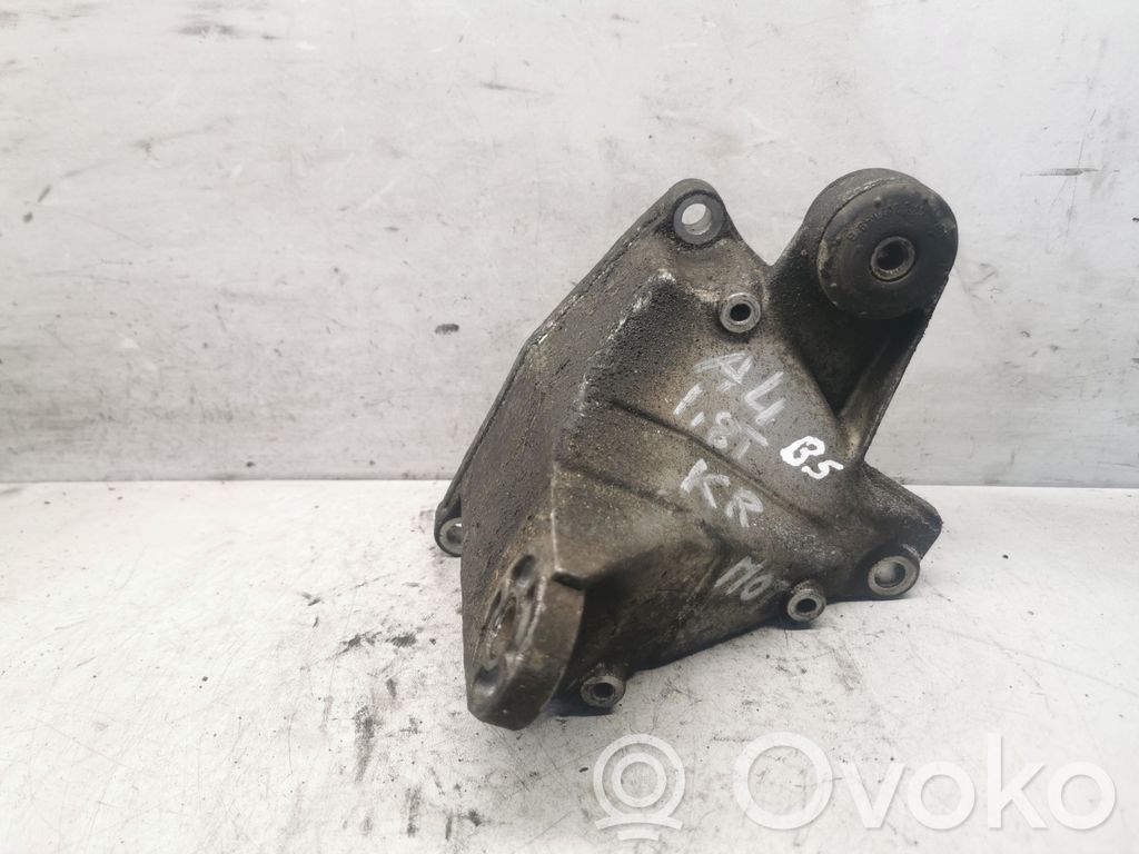 Audi A4 S4 B5 8D Engine mounting bracket 