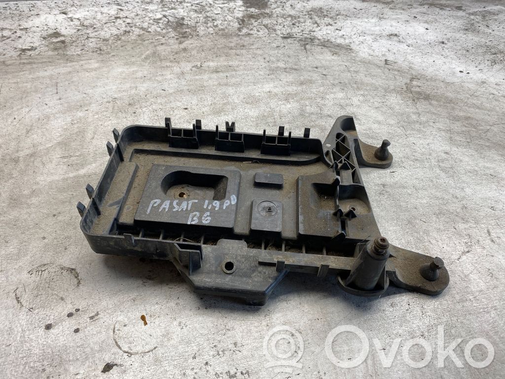 Volkswagen PASSAT B6 Battery tray 