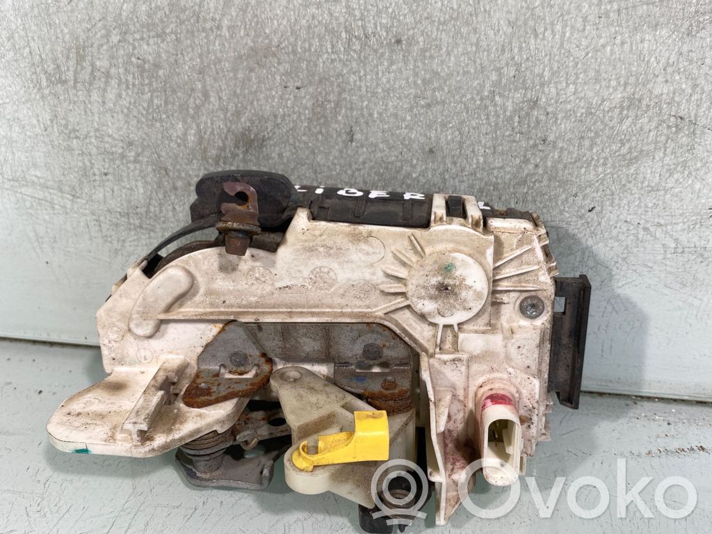 Dodge Caliber Priekšpusē slēdzene 