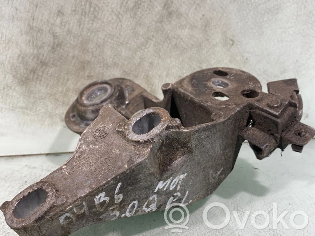 Audi A4 S4 B6 8E 8H Engine mounting bracket 