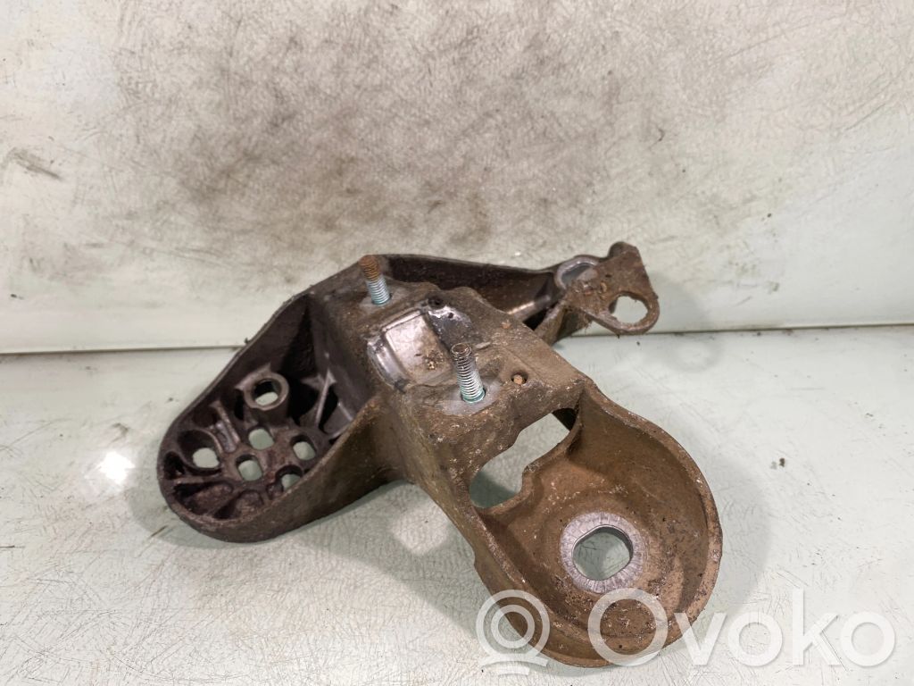 Volkswagen PASSAT B5.5 Engine mounting bracket 