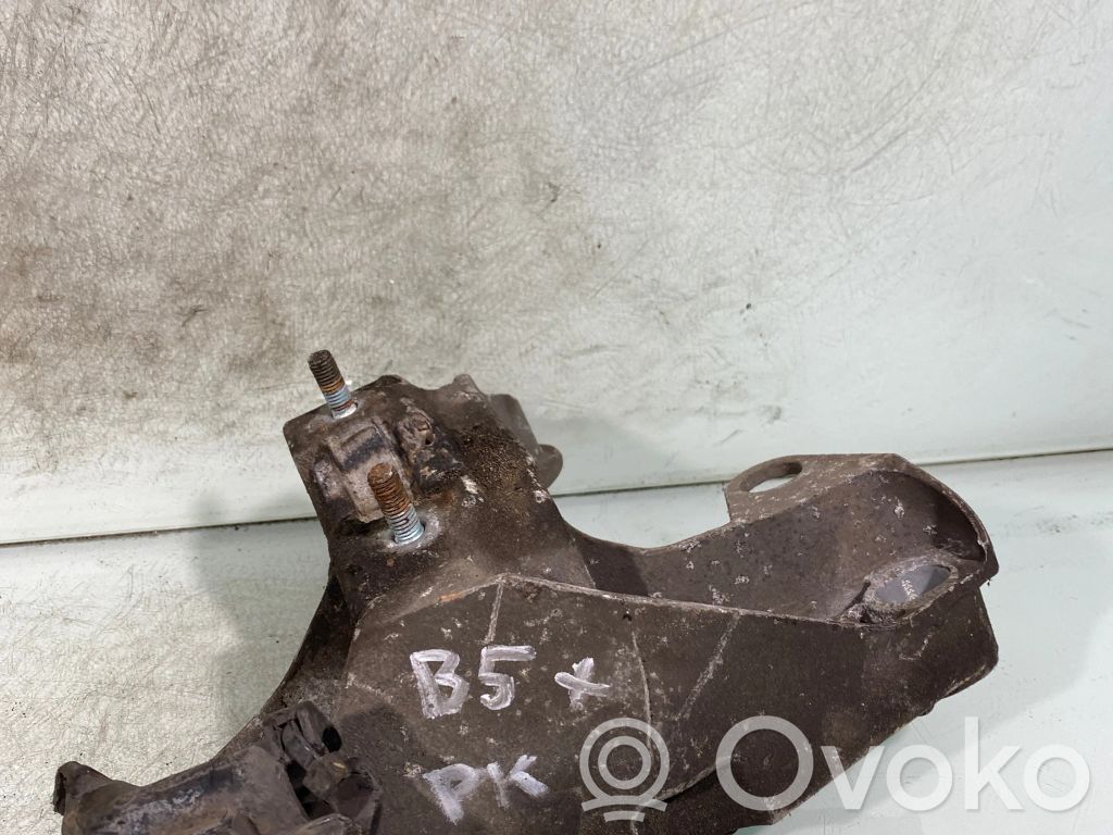 Volkswagen PASSAT B5.5 Engine mounting bracket 