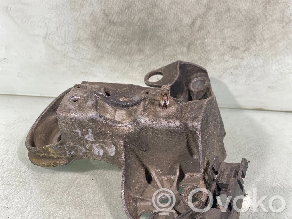 Audi A4 S4 B5 8D Engine mounting bracket 