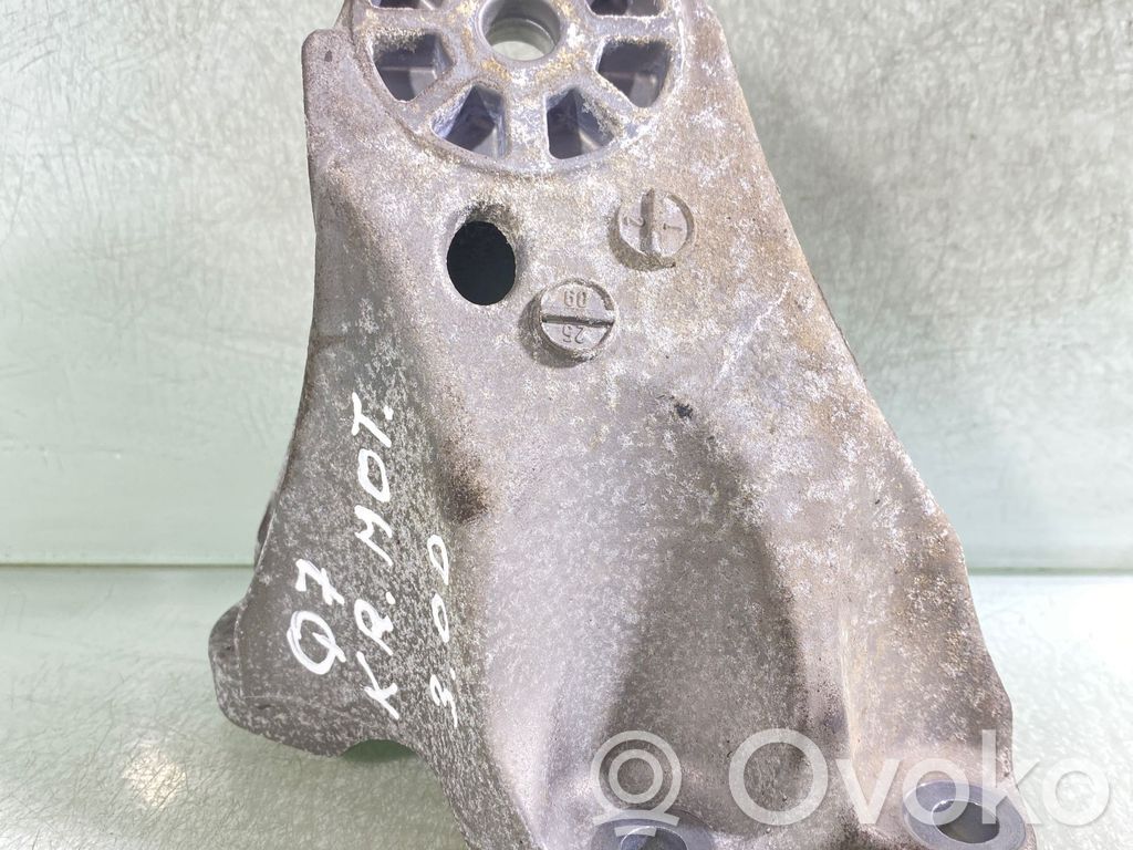 Audi Q7 4L Engine mounting bracket 