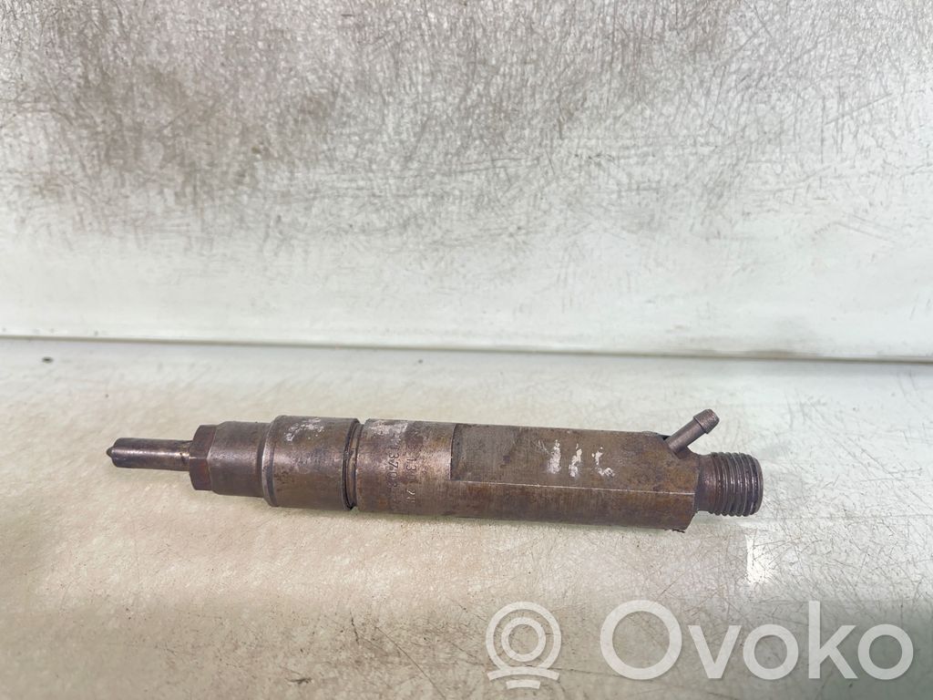 Audi A4 S4 B5 8D Fuel injector 
