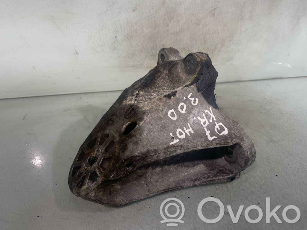Audi Q7 4L Engine mounting bracket 