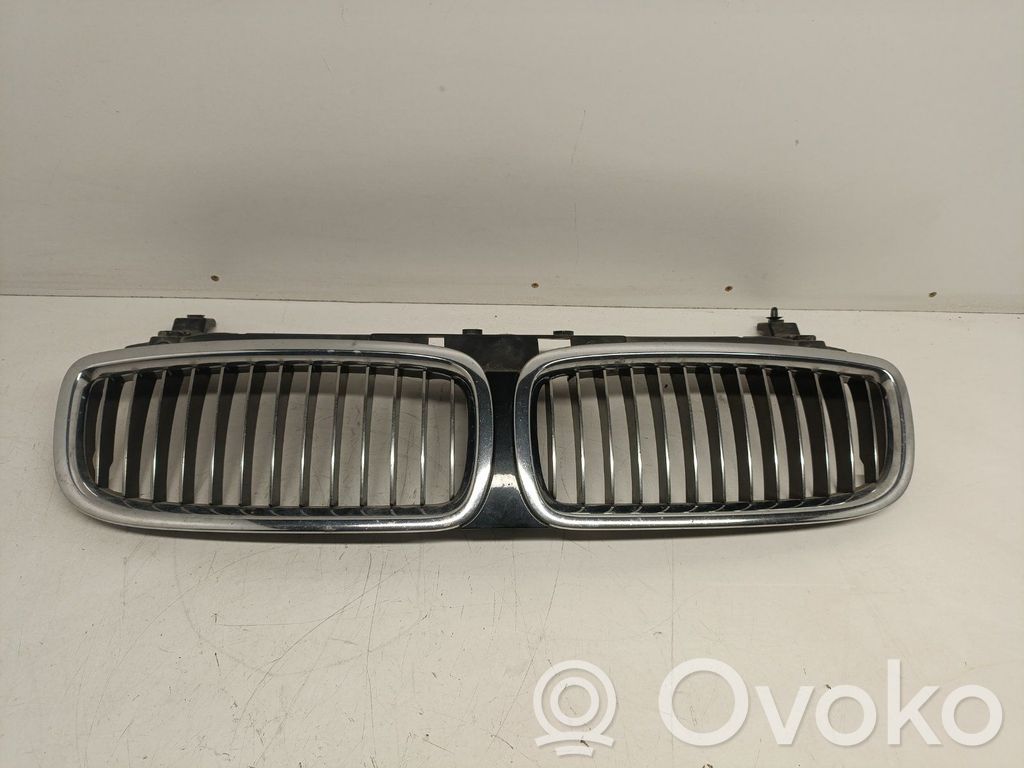 BMW 7 E65 E66 Augšējais režģis 