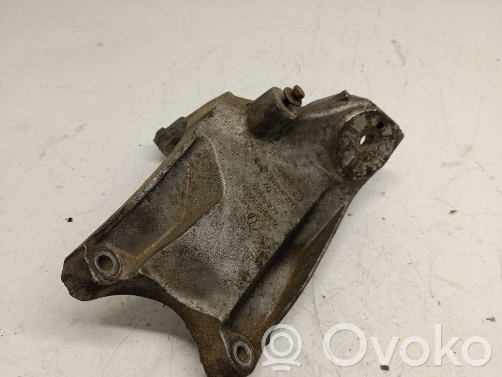 Audi Q7 4L Engine mounting bracket 