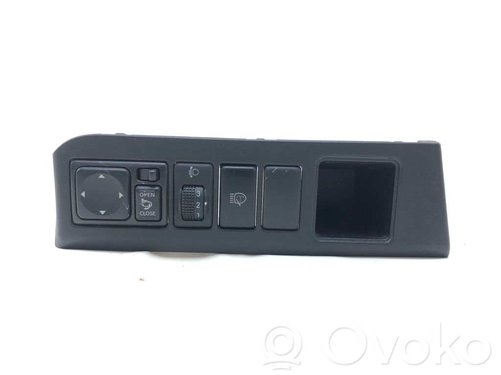 Wing mirror switch   P10971
