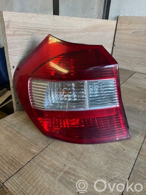 Tailgate rear/tail lights