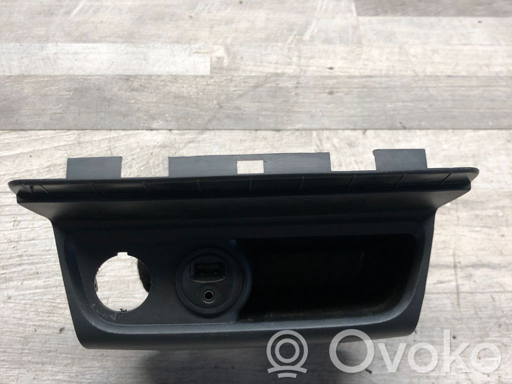 Peugeot 208 I Enchufe conector USB 