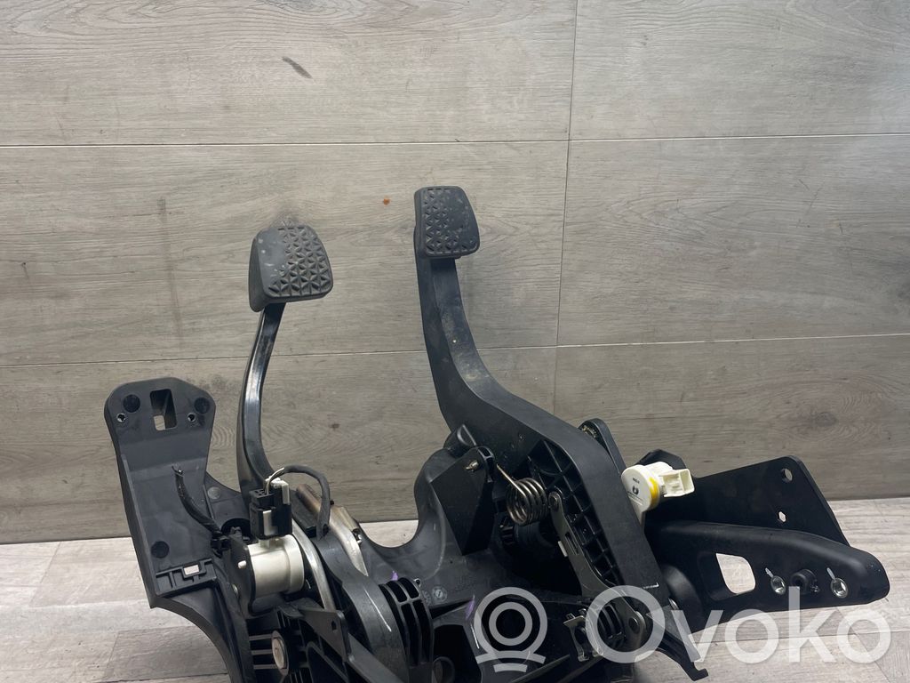 Opel Astra K Bremžu pedālis 