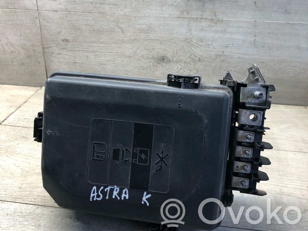 Opel Astra K Saugiklių blokas 