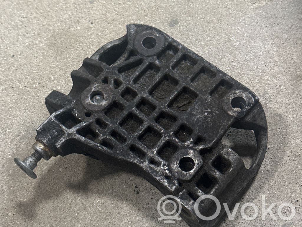 Volkswagen Touareg I Suport generator/alternator 