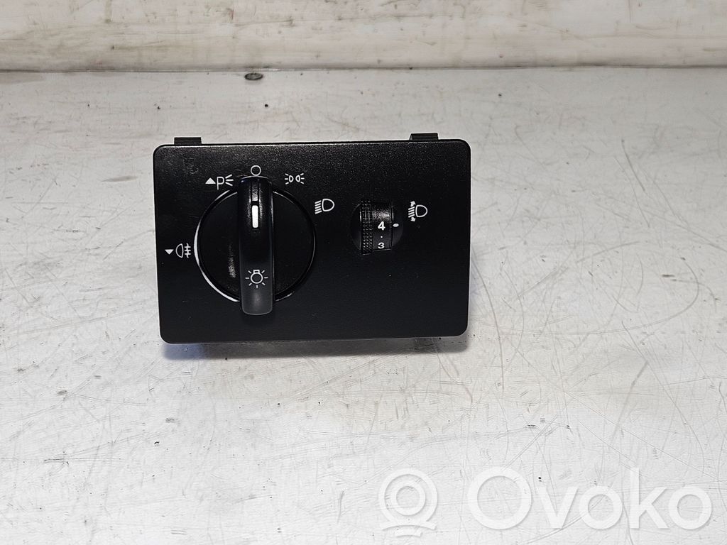 Light switch   4M5T13A024EA