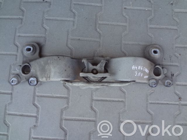 Audi A4 S4 B6 8E 8H Łapa / Mocowanie skrzyni biegów 