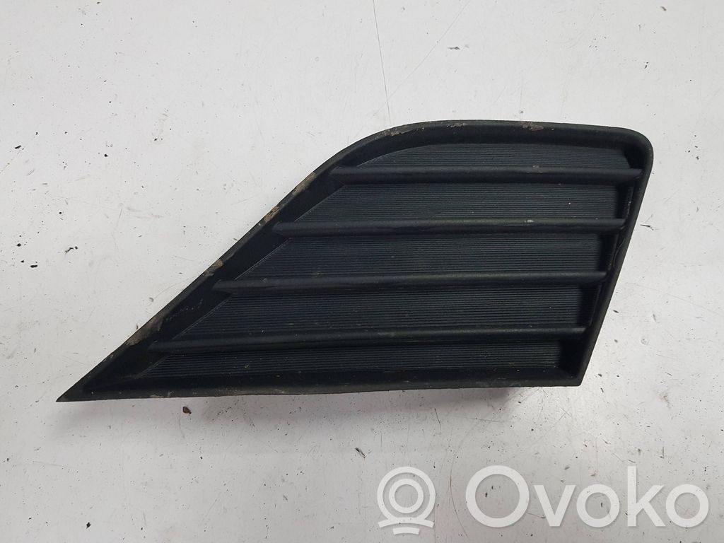 Toyota Avensis T270 Mascherina inferiore del paraurti anteriore 