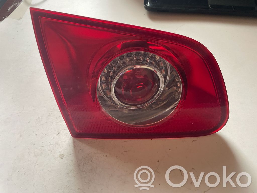 Volkswagen PASSAT B6 Lampă spate în capacul portbagajului 