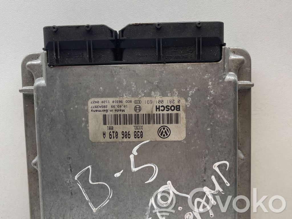 Volkswagen PASSAT B5.5 Engine control unit/module 