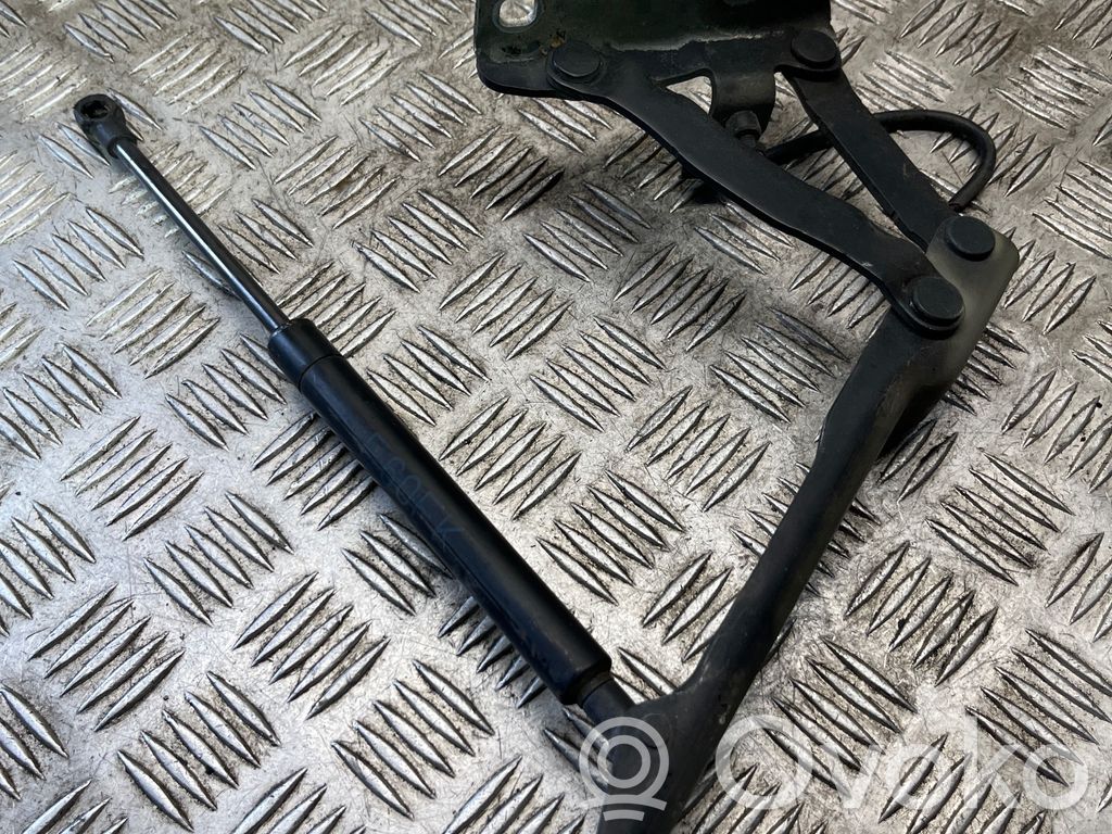 Engine bonnet/hood hinges   008728