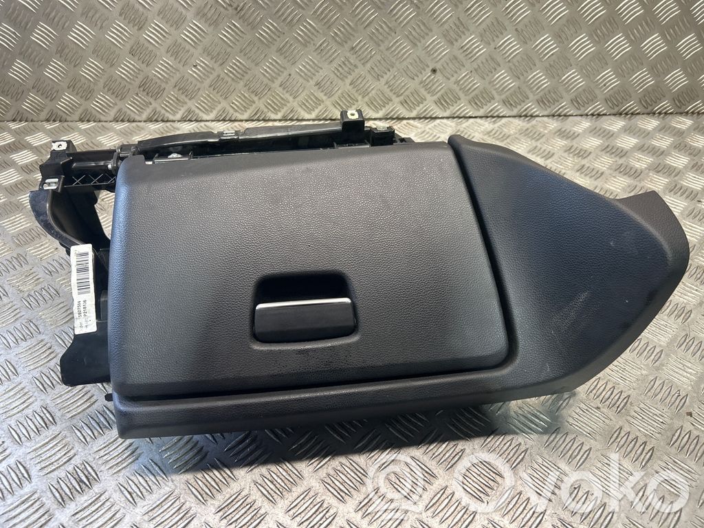 Glove box   6982681