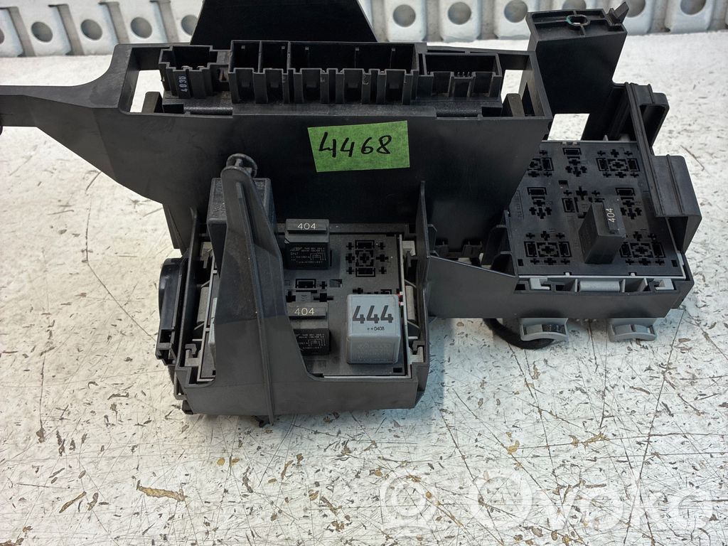 Volkswagen Touareg I Fuse module 