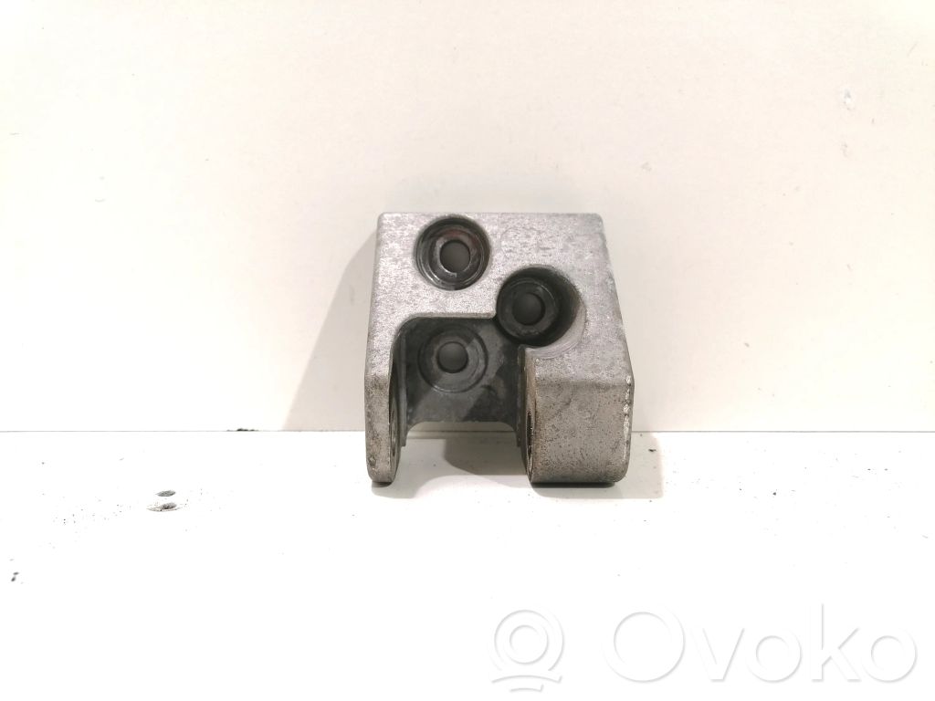 Volvo V40 Engine mounting bracket 