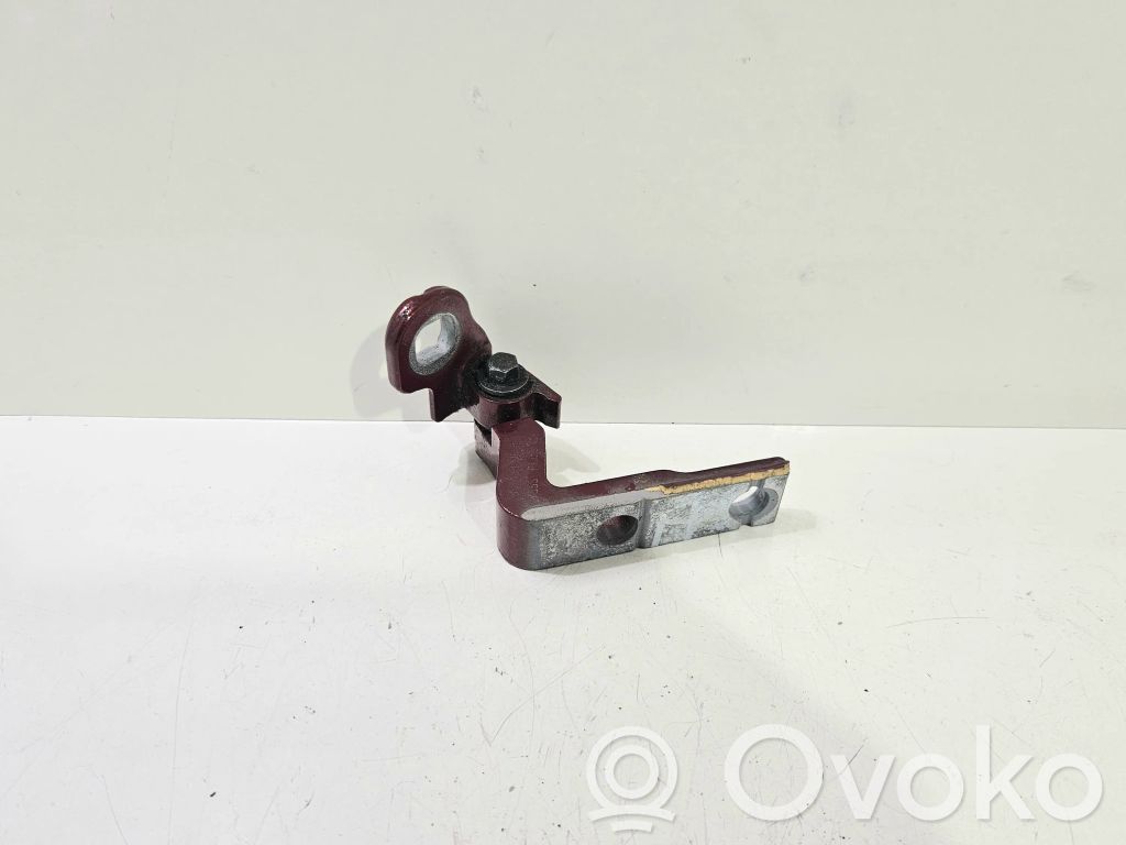 Volvo V40 Front door lower hinge 