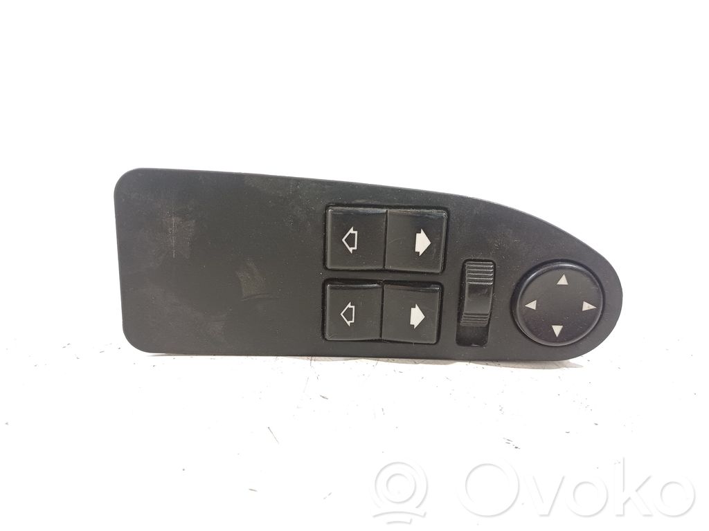 Electric window control switch   8368988