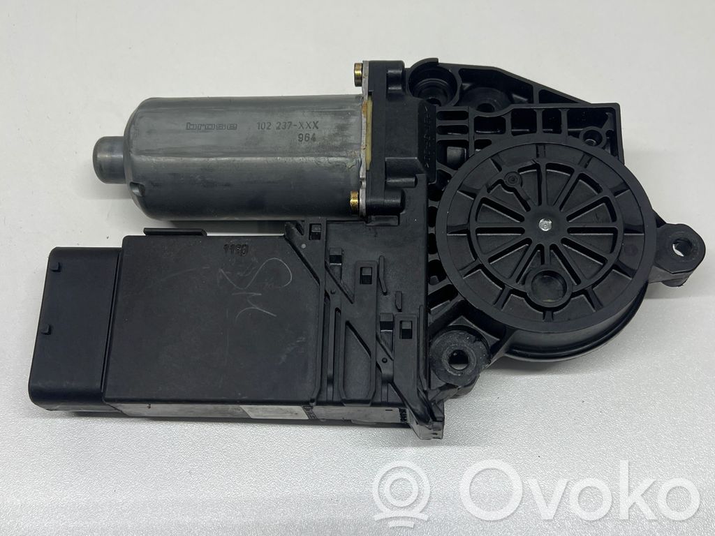 Volkswagen Golf IV Silnik regulatora szyby drzwi przednich 