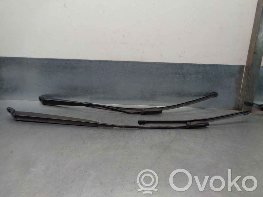 Front wiper blade arm