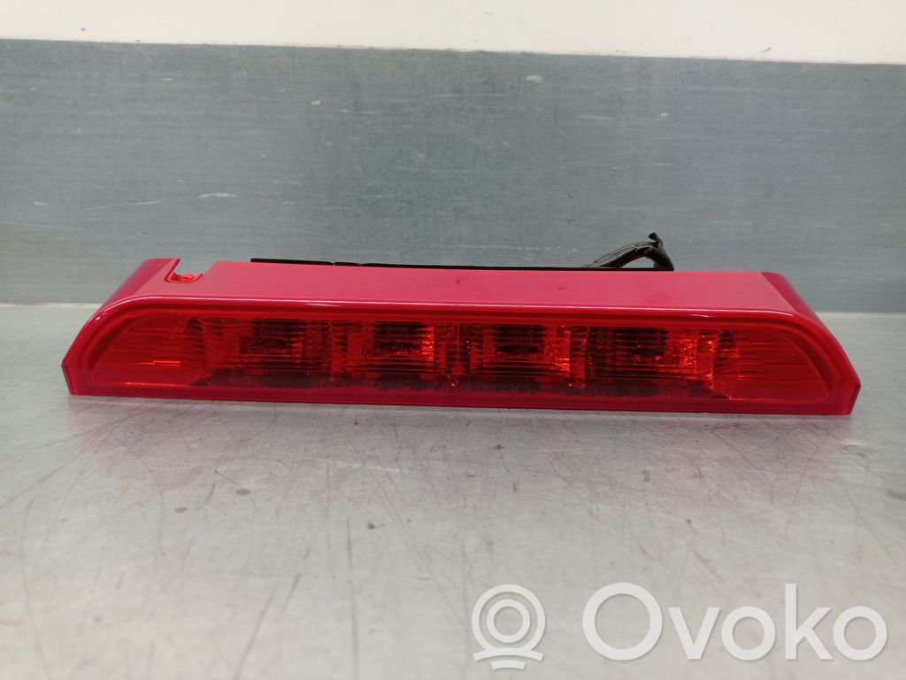 KIA Stonic Third/center stoplight 