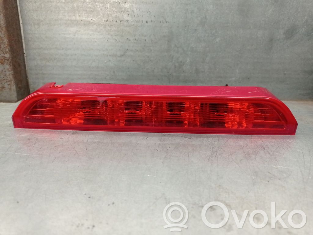 KIA Stonic Third/center stoplight 