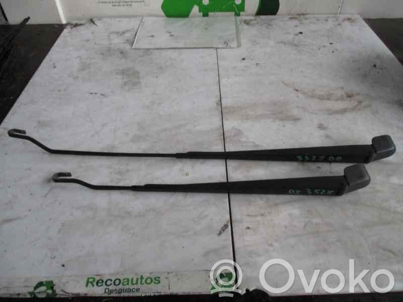 Brazo del limpiaparabrisas delantero