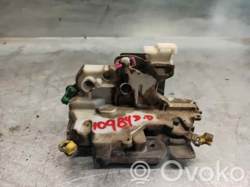 Nissan PickUp Zamek drzwi przednich 