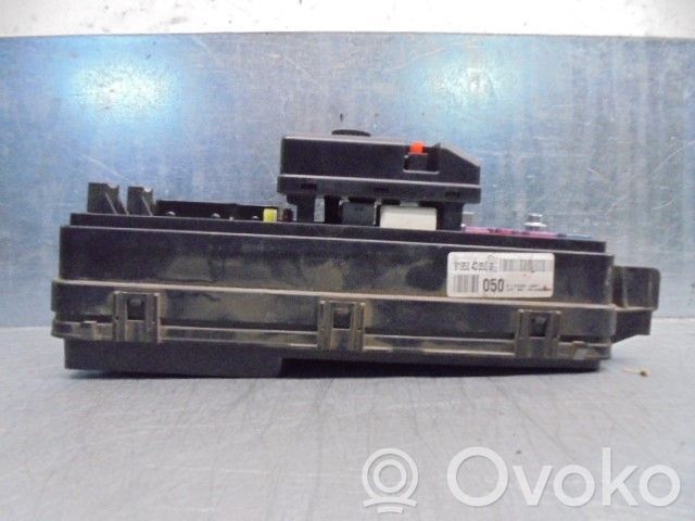 KIA Carnival Fuse box set 