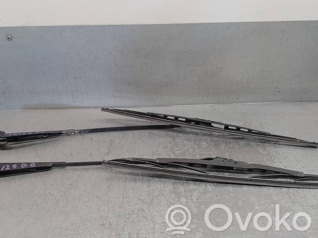 Volkswagen Golf SportWagen Front wiper blade arm 