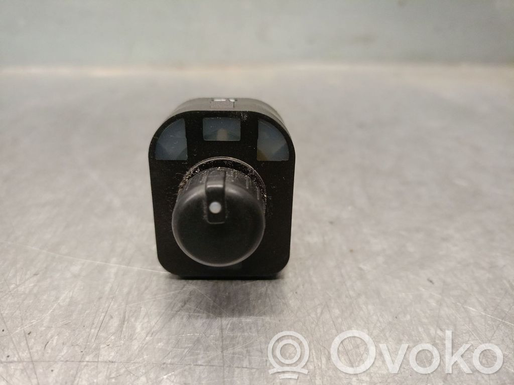 Sivupeilin kytkin   8E0959565A
