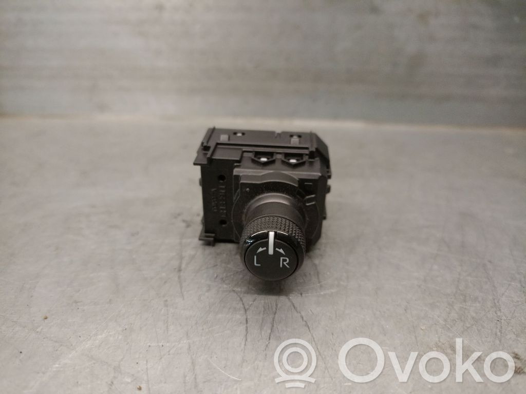 Toyota Yaris Wing mirror switch 