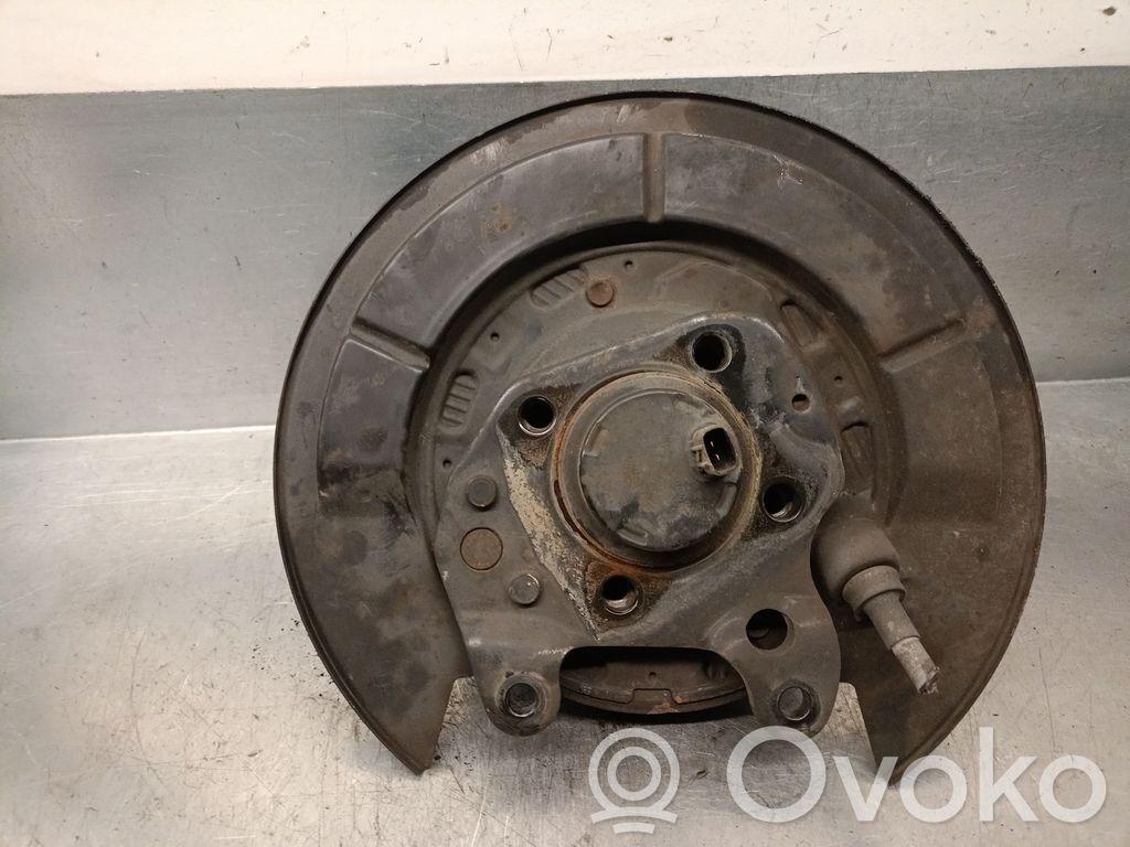 Toyota Corolla Verso E121 Fuso a snodo con mozzo ruota posteriore 