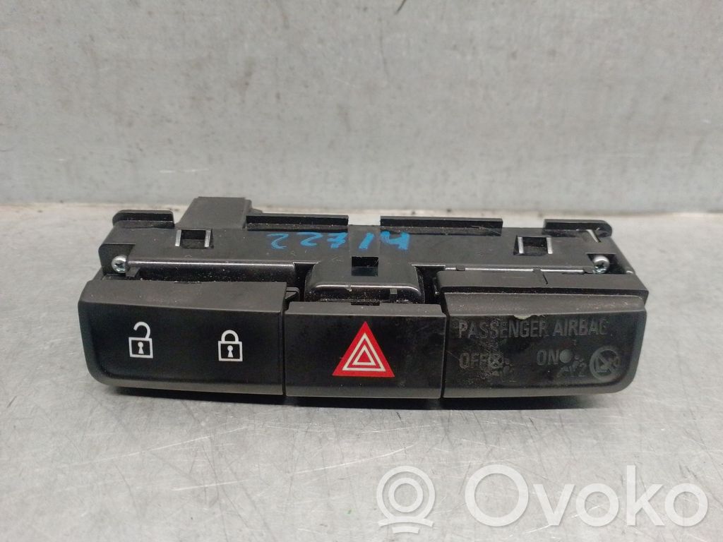 Opel Zafira C Botón interruptor de luz de peligro 